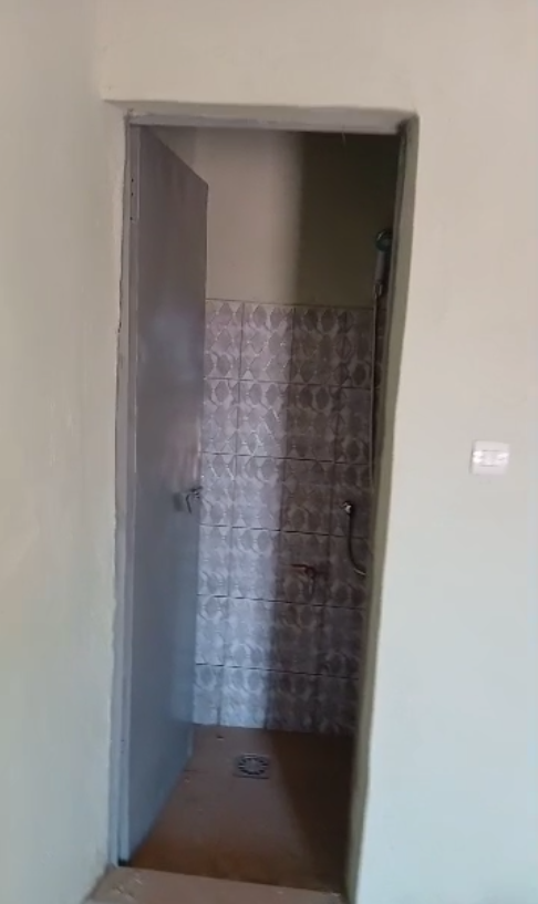 Magasin de 60.000f avec douche à petit paris